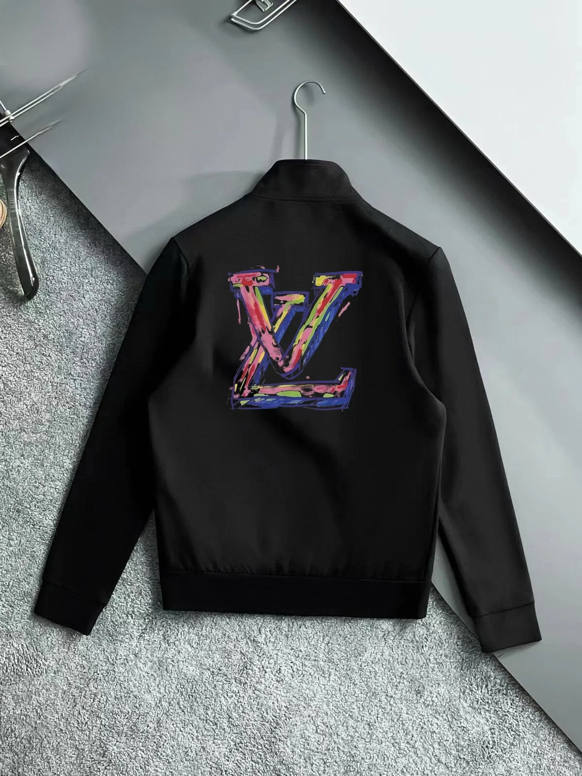 🅿️420 [LV Louis Vuitton] (Fat Man Gospel) hot-selling suit is coming. Focus on the original version of the official website. 2025 new hot-selling cardigan sweater suit. The original order is the best. 🇭🇰The meticulous work of top designers is dedicated to a fitting and perfect upper body effect. All-natural high-quality Roman cotton 100%, close-fitting comfort, noble and elegant! Original hardware embodies elegance and nobility! Counter size: M-5XL (maximum wear up to 220 pounds)